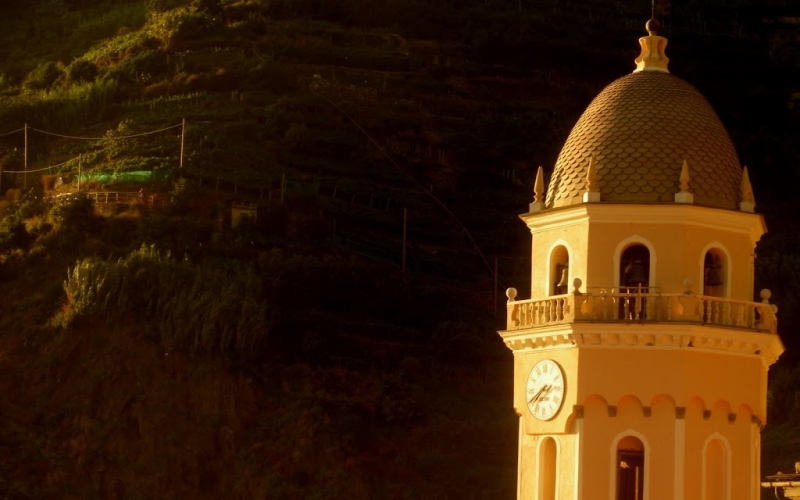 The sky above Cinque Terre will make you dream