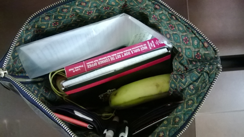 I always find a space for a  fruit even in a pochette
