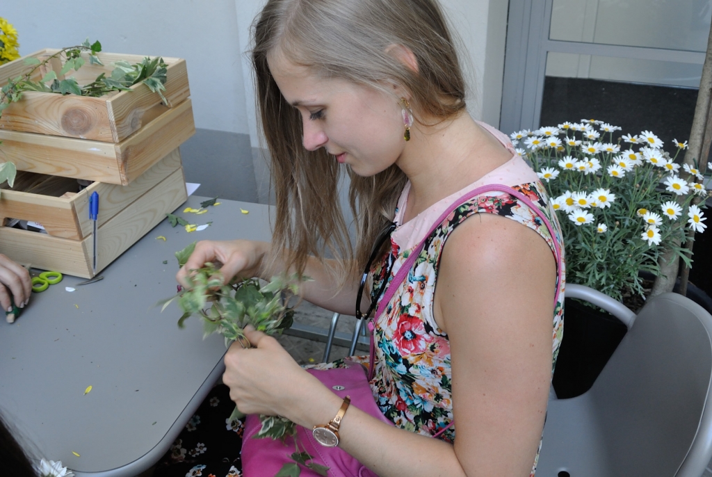 Midsummer_making_flower_crown