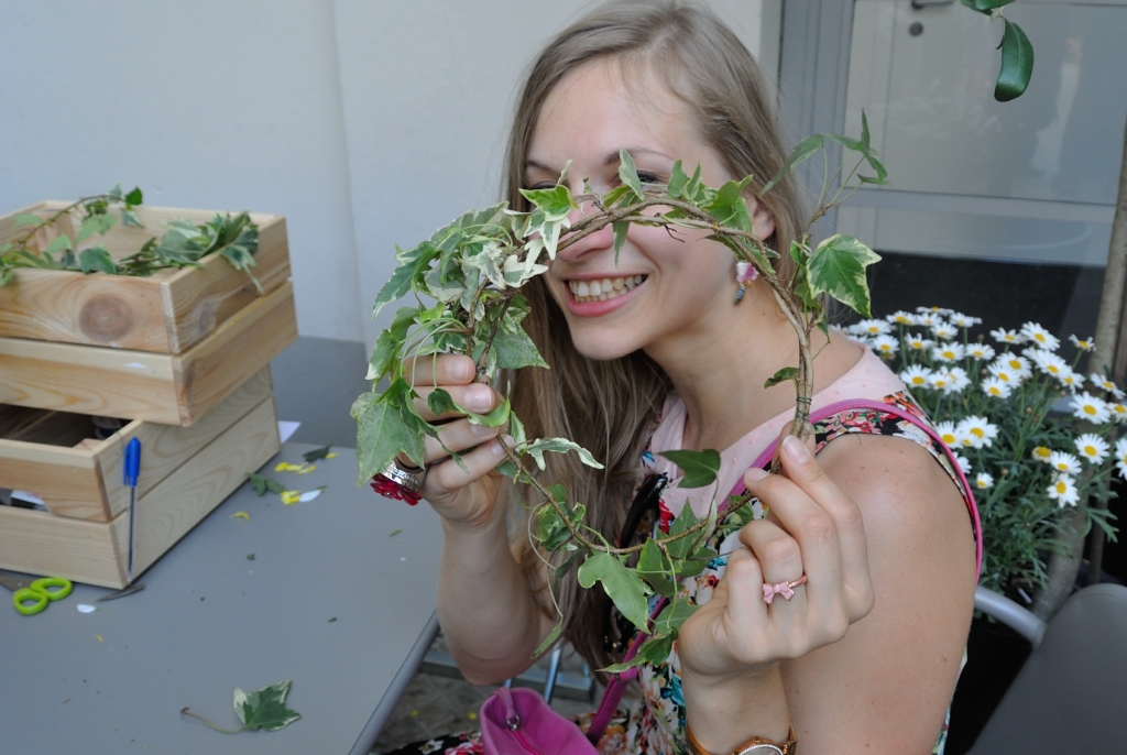 Midsummer_making_flower_crown