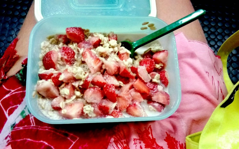 Recipe: Takaway breakfast – overnight oats with strawberries