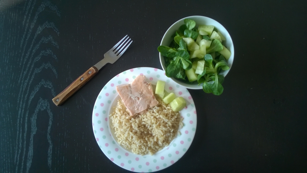 Whole grain rice with salmon and green salad