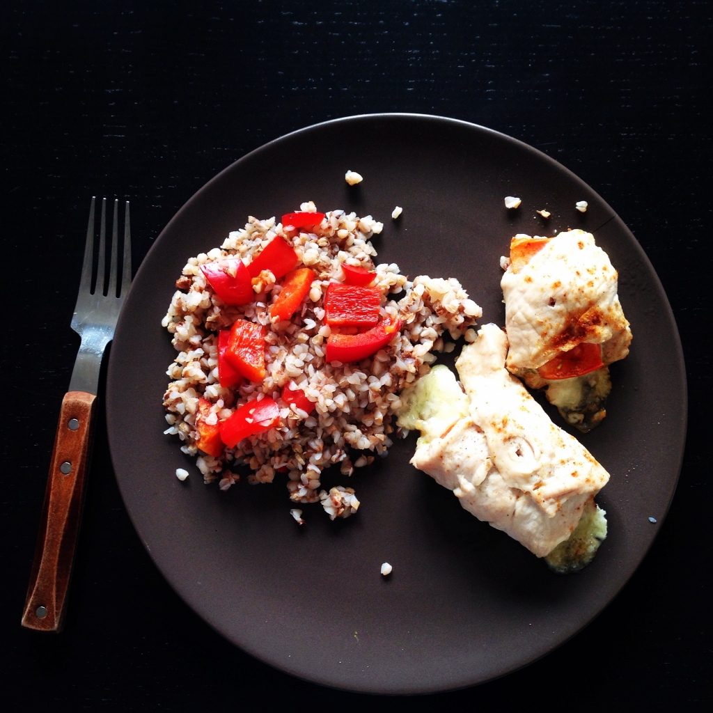 Buckwheat and chicken fillet rolls filled with spinach and cheese (light)