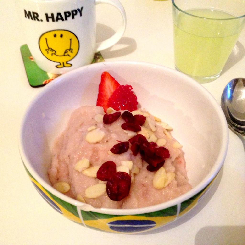 Strawberry semolina porridge garnished with dried cranberries and some almond flakes | www.missathletique.com