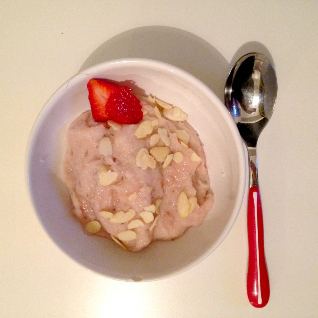 Strawberry semolina porridge for brakfast| www.missathletique.com