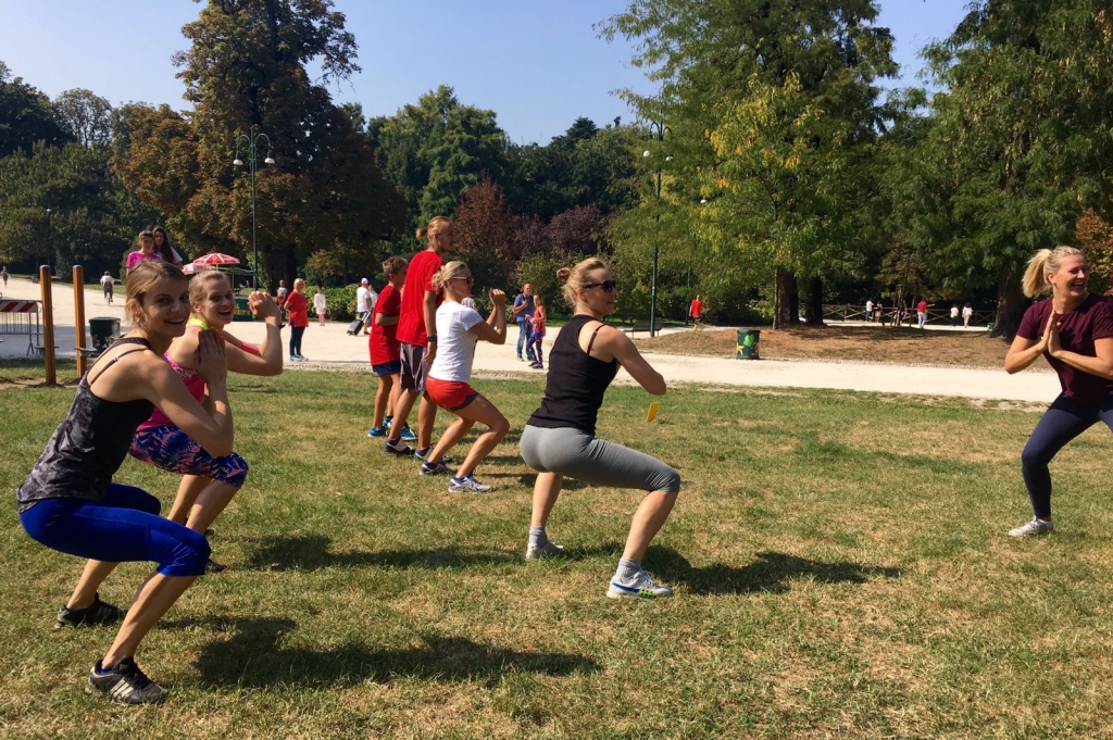 stretching in the park with nike coch | www.missathletique.com