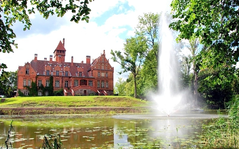 (MY) Summer wedding in charming hunters castle in Latvia