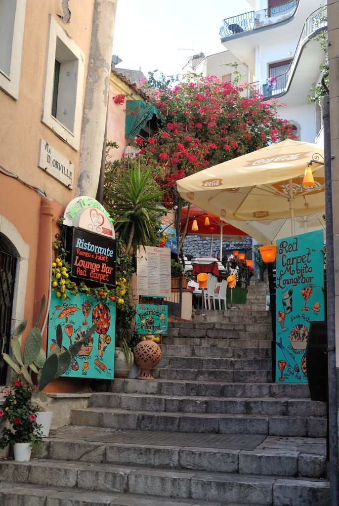  streets of Taormina with caffeterias | www.missatjhletique.com