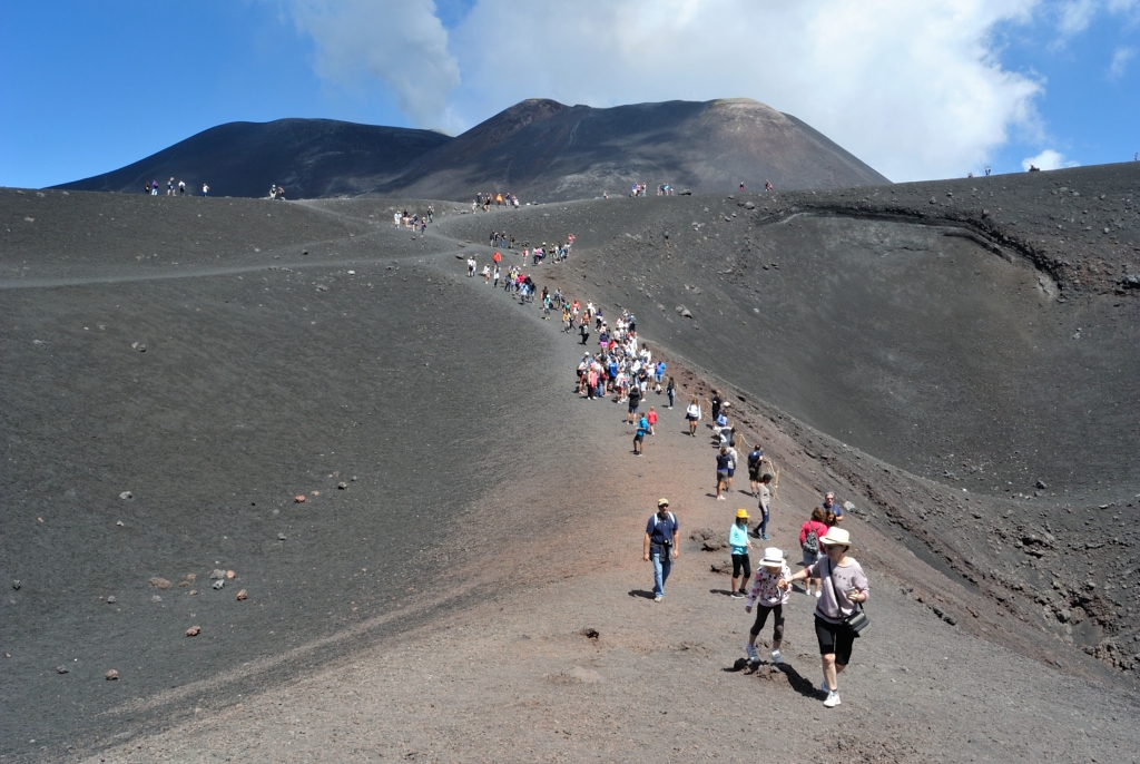 tourists on Etna | www.missathletique.com