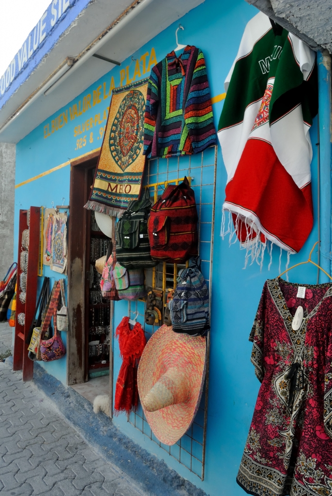 Souvenir shop at Playa del Carmen|www.missathletique.com