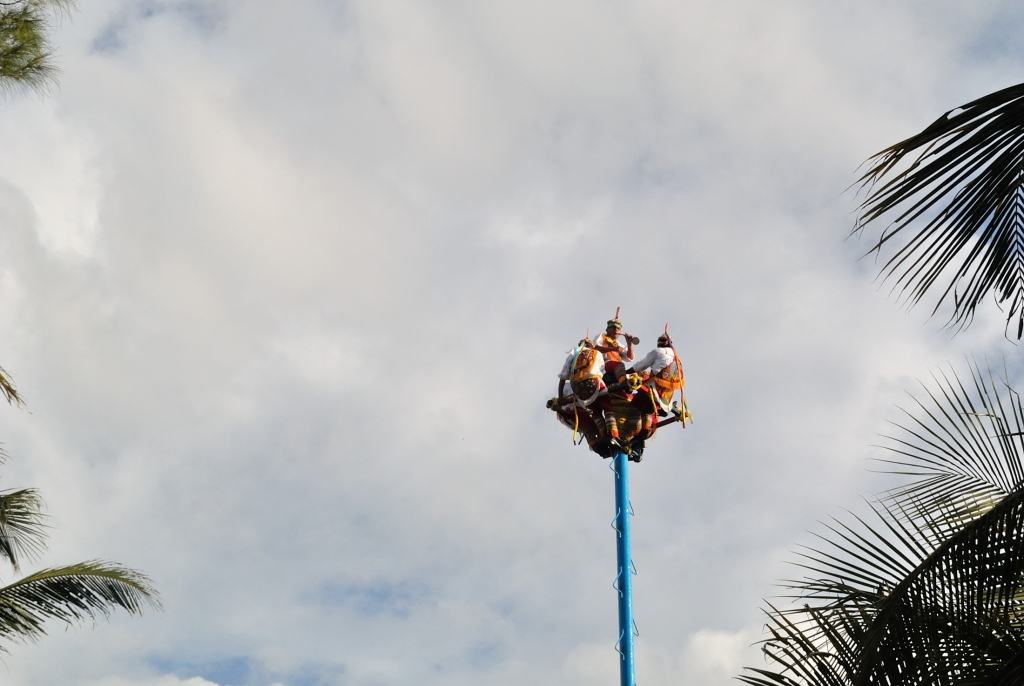 Traditional performance at Playa del Carmen | www.missathletique.com